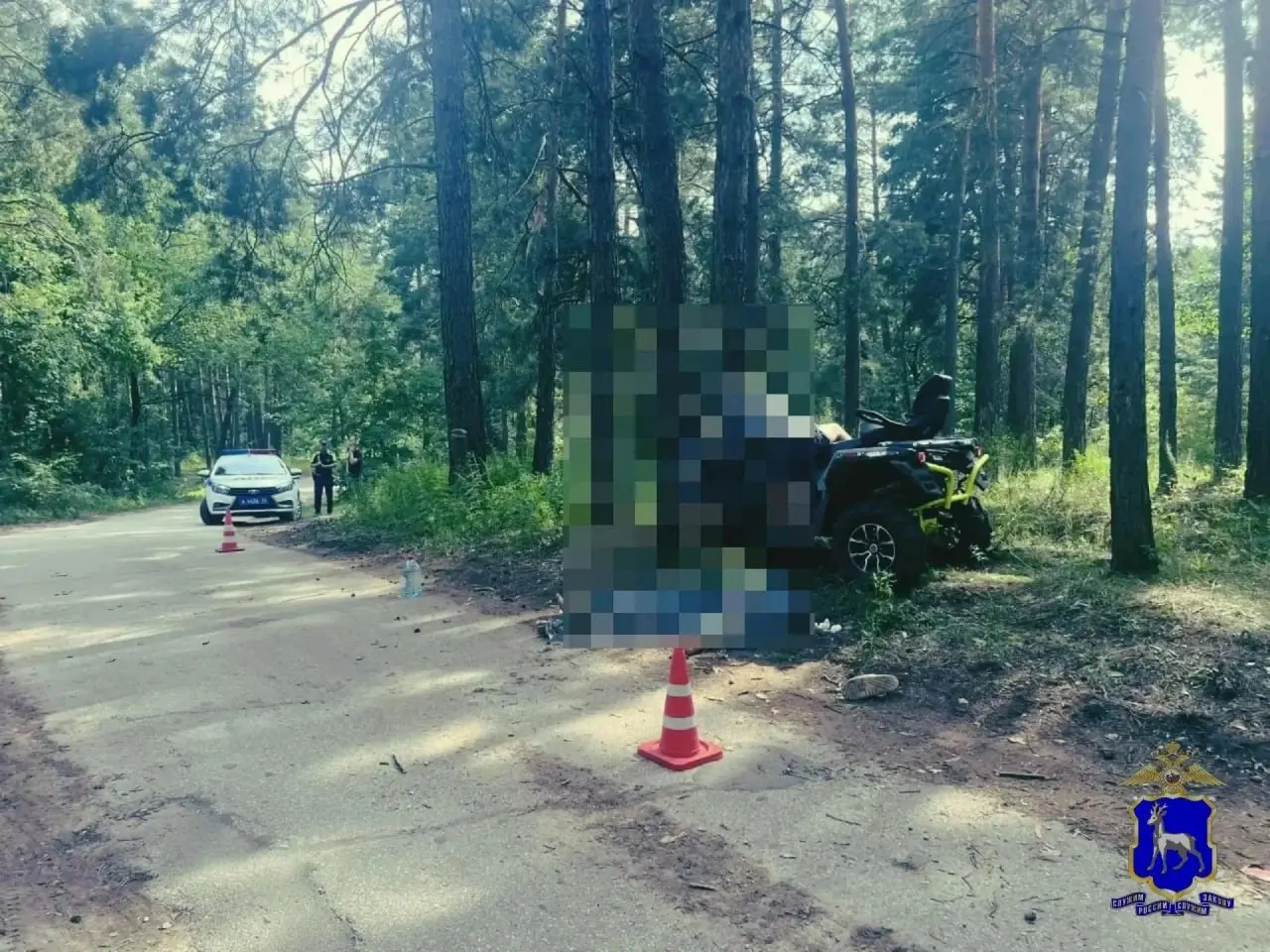 41‑летний водитель не справился с управлением и врезался в дерево; один пассажир погиб, второй госпитализирован.