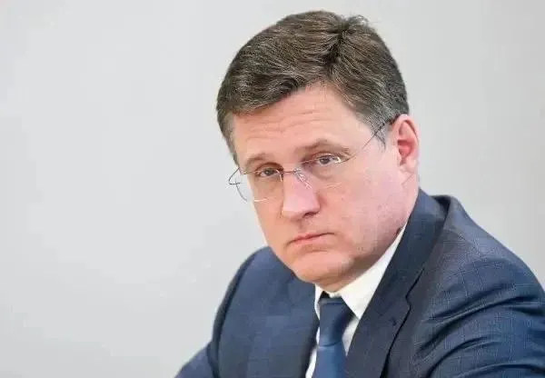 Вице‑премьер Александр Новак заявил, что топливный дефицит объясняется тем, что часть нефтеперерабатывающих заводов временно выводится из работы из‑за «прилетов» беспилотников. Одновременно вводятся меры контроля продажи топлива в ряде регионов.