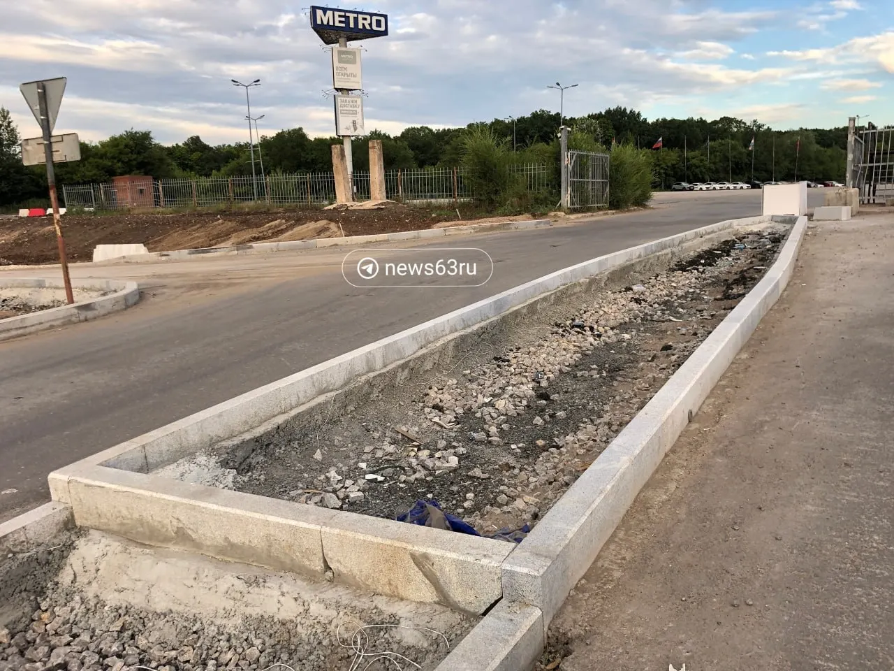 На новом участке дублёра Московского шоссе в Тольятти завершили укладку асфальта, обустроили поворот к жилому комплексу «Кислород» и устанавливают бордюрный камень; пешеходная часть пока остаётся с песчаным основанием.