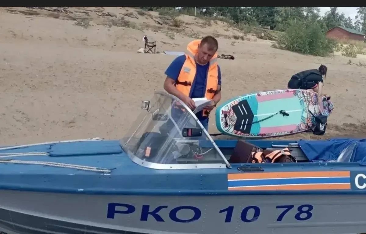 Женщина с ребёнком катались на сапборде возле полуострова Копылово, течение отнесло их далеко от берега. Спасатели быстро подняли людей на катер и доставили на сушу — медицинская помощь не понадобилась.