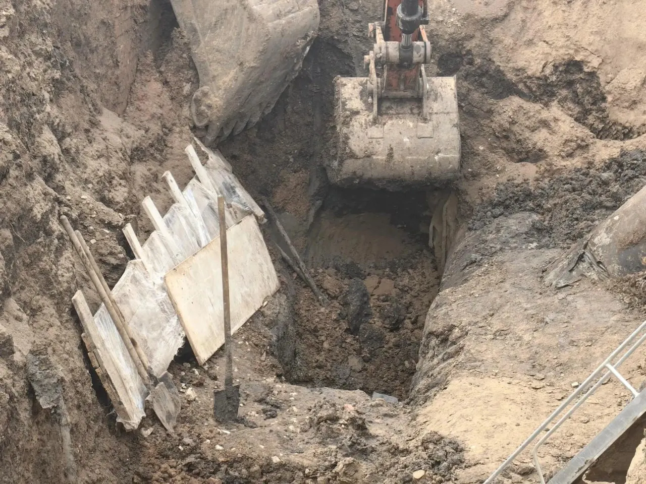 7 июля в Кинельском районе Самарской области при обвале грунта во время земляных работ на территории предприятия двое рабочих погибли, ещё один госпитализирован; прокуратура и следственные органы проводят проверку.