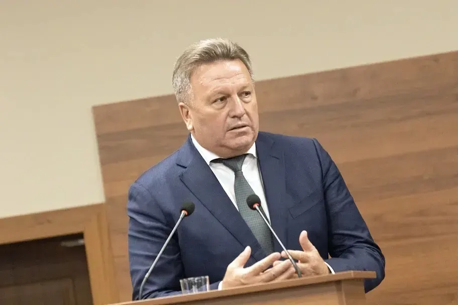 Суд наложил арест на 27 объектов недвижимости семьи бывшего судьи Александра Ефанова и запретил продажу их автомобилей; семье также запрещён выезд из страны. Ефанова и родственников обвиняют в передаче лесных земель под застройку на сумму около 1,2 млрд рублей.