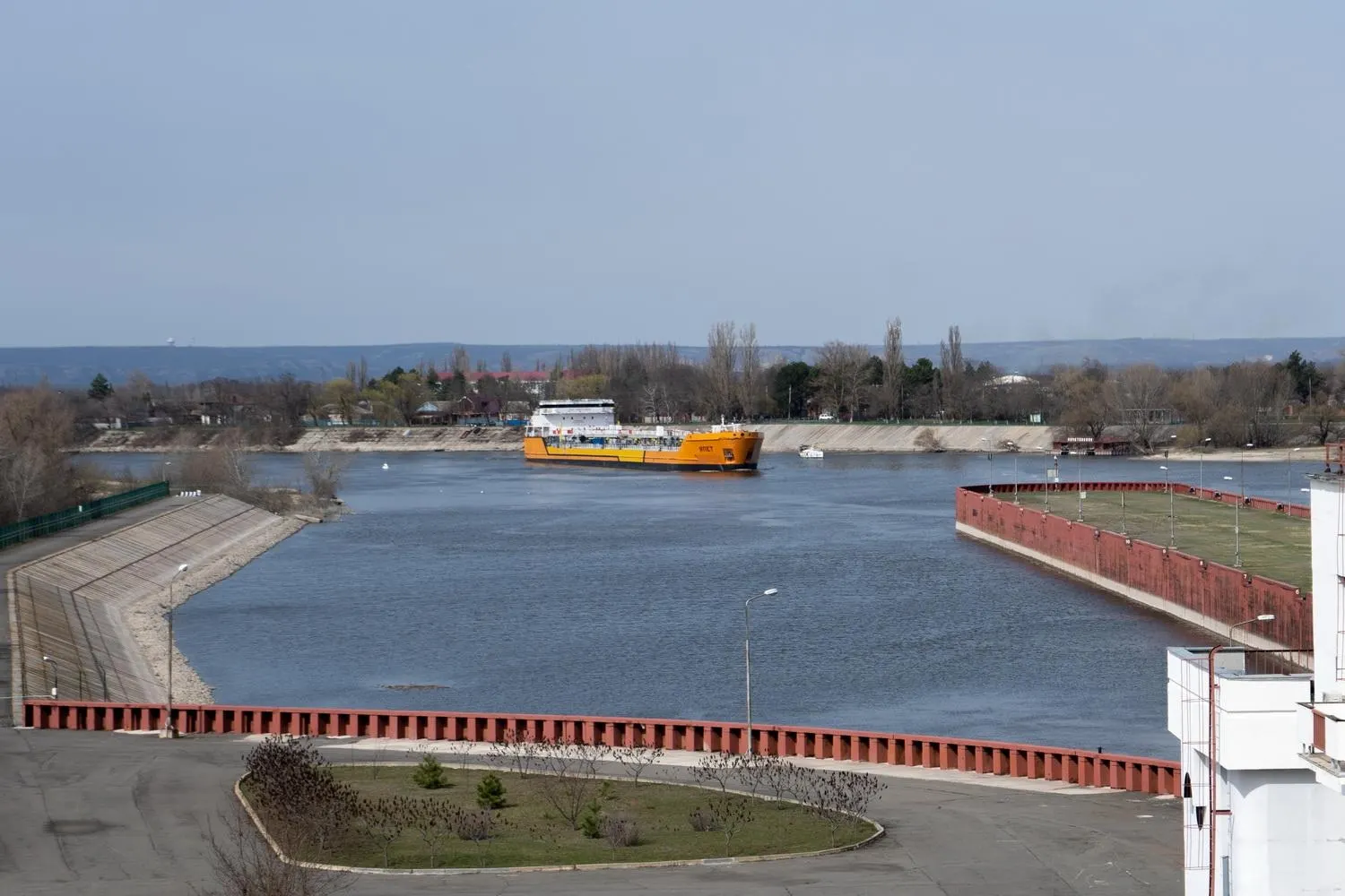 Судоходство остановлено после ударов украинских беспилотников по судам в Азовском море; приостановка канала может затронуть значительную долю экспорта пшеницы и нарушить поставки топлива в Крым.