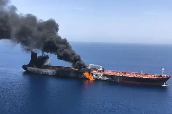 Из-за участившихся атак на суда страховые премии в морском сегменте выросли в 2–4 раза, а компании массово отказывают в покрытии военных рисков. Власти обсуждают варианты господдержки и создание фондов или обществ взаимного страхования.