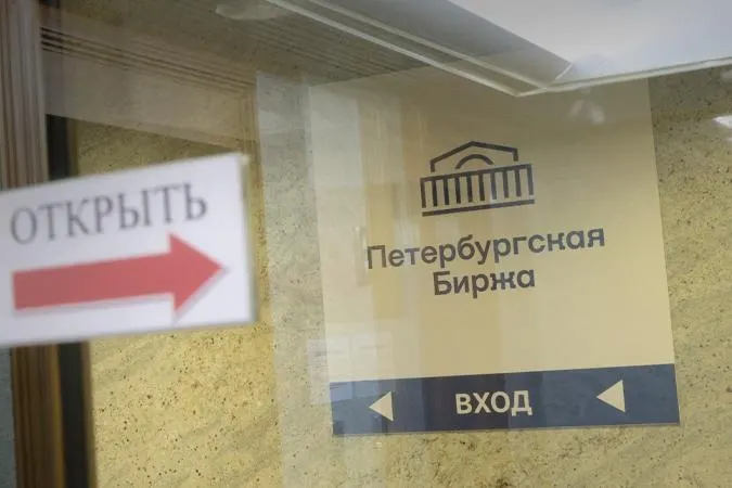 Биржа запретит покупки топлива «для перепродажи»: закупать разрешат только для собственных нужд или для поставки заранее указанному конечному потребителю. Новые правила вводят на фоне дефицита и сокращения поставок.