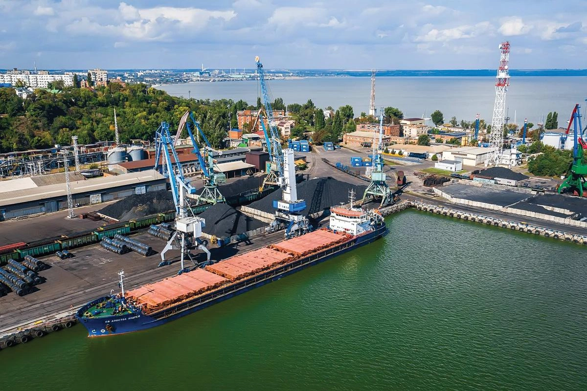 Минсельхоз предложил компенсировать до 90% расходов на ж/д перевозку зерна из Ростовской области в альтернативные порты после остановки отгрузок из портов Азовского моря из‑за ударов беспилотников.