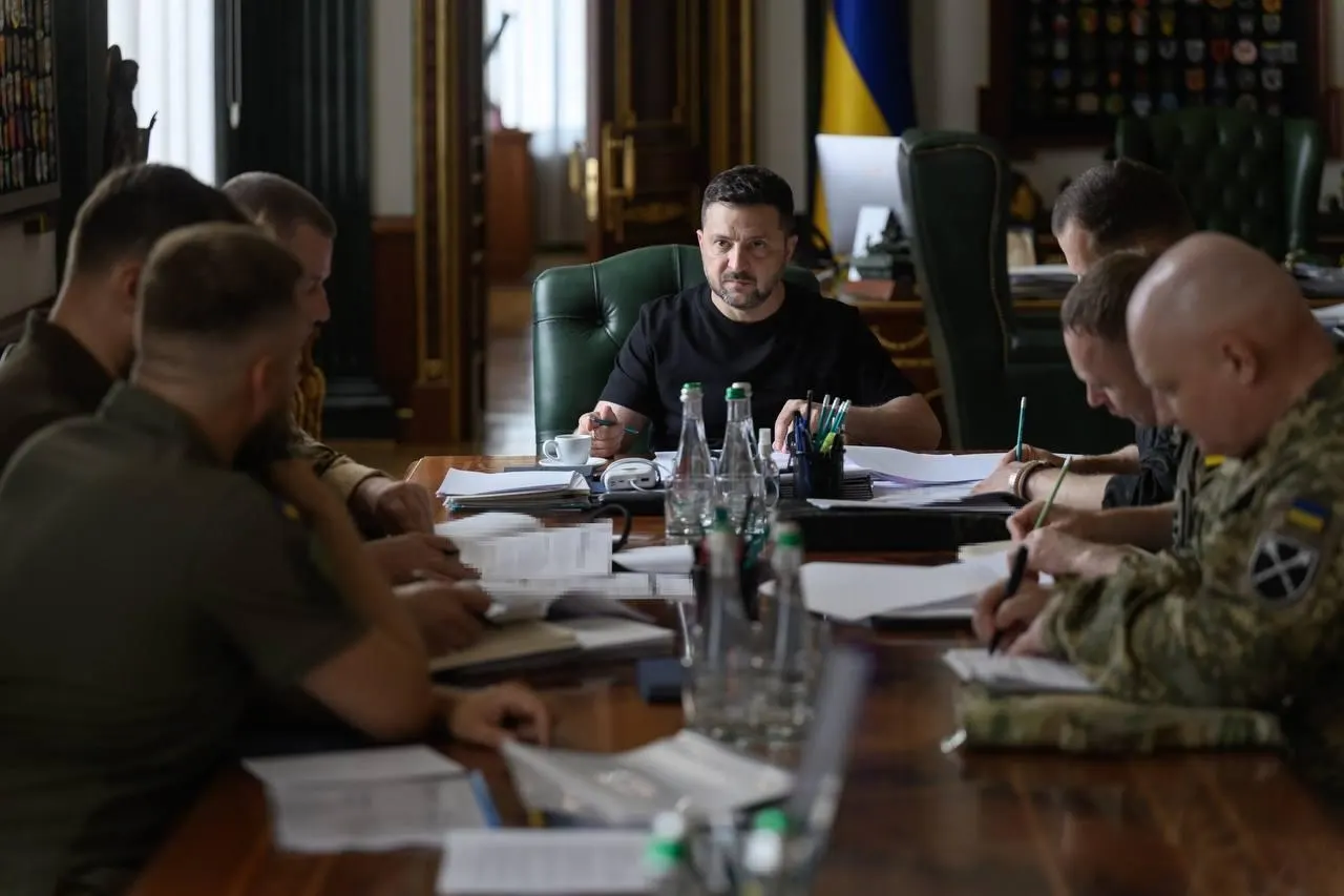 По словам президента, с начала года украинские дальнобойные операции превысили тысячу задач; поражались НПЗ, объекты ВПК и логистические центры, а средства поражения достигают свыше 3 000 км.