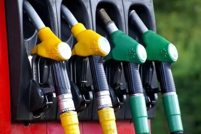 После ударов по нефтеперерабатывающим заводам часть мощностей простаивает, поэтому Москва вынуждена закупать бензин за границей и вводить ограничения на экспорт.