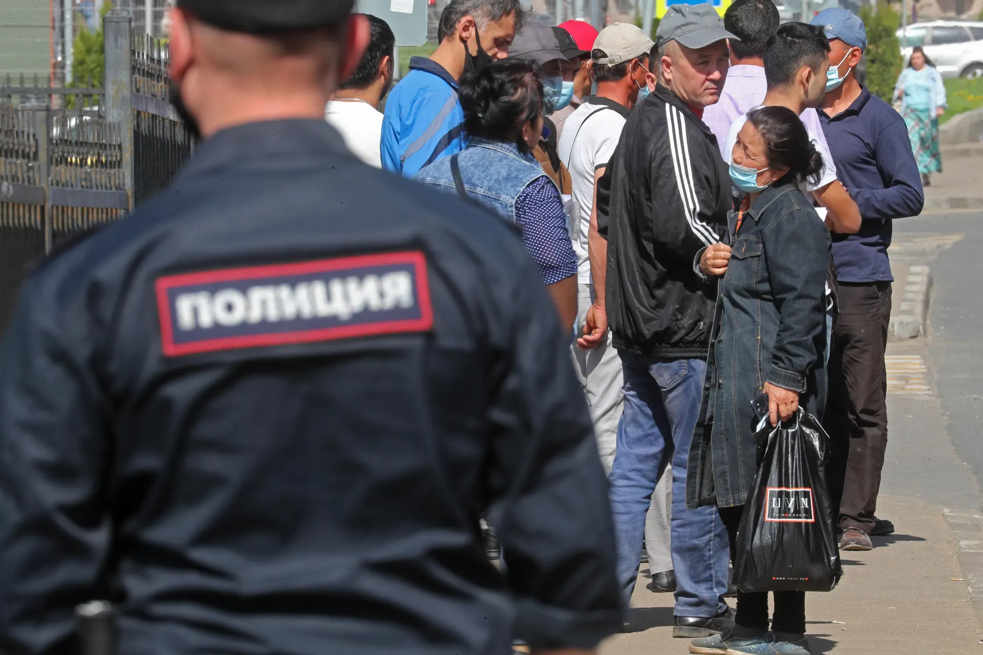В правительстве одобрили поправки к законопроекту о выдворении иностранцев: в перечень безальтернативного выдворения хотят добавить дискриминацию и неповиновение пограничнику. Документ разработан МВД и уже прошёл первое чтение в Госдуме.