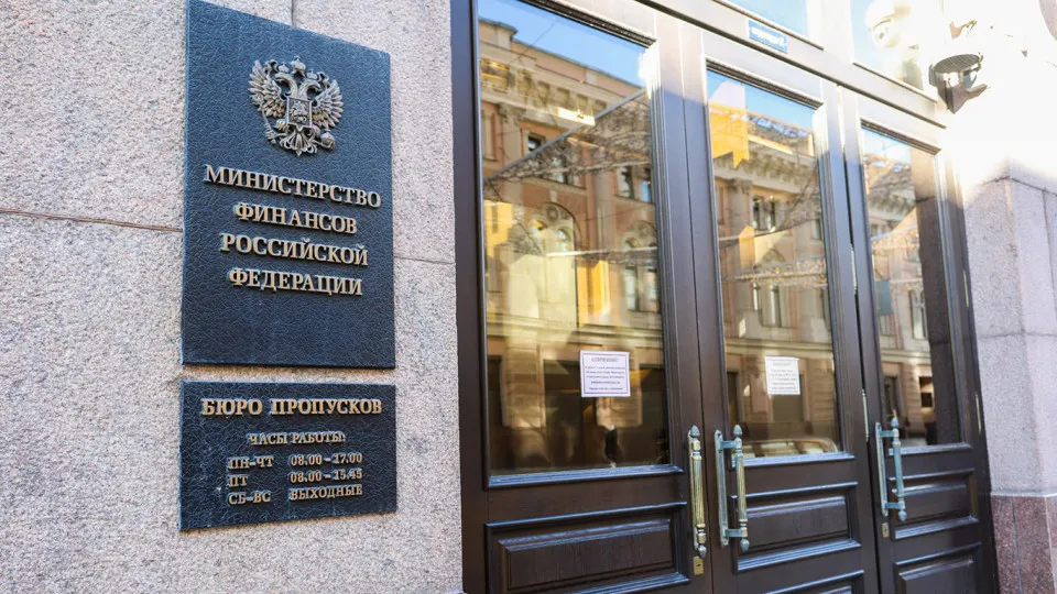 После 2022 года дефицит федерального бюджета устойчиво растёт, финансирование всё больше опирается на заимствования — объём госдолга и процентные расходы увеличиваются, создавая риск долговой спирали и дополнительное бремя для экономики.