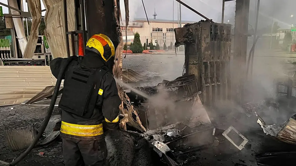 Ночью по Днепропетровской области нанесён удар беспилотниками: повреждены пять автозаправочных станций, есть погибшая и пострадавшие. В это время в России из‑за падения выпуска бензина сформировался масштабный дефицит, растут цены и вводятся лимиты продаж — власти начинают экстренный импорт топлива.