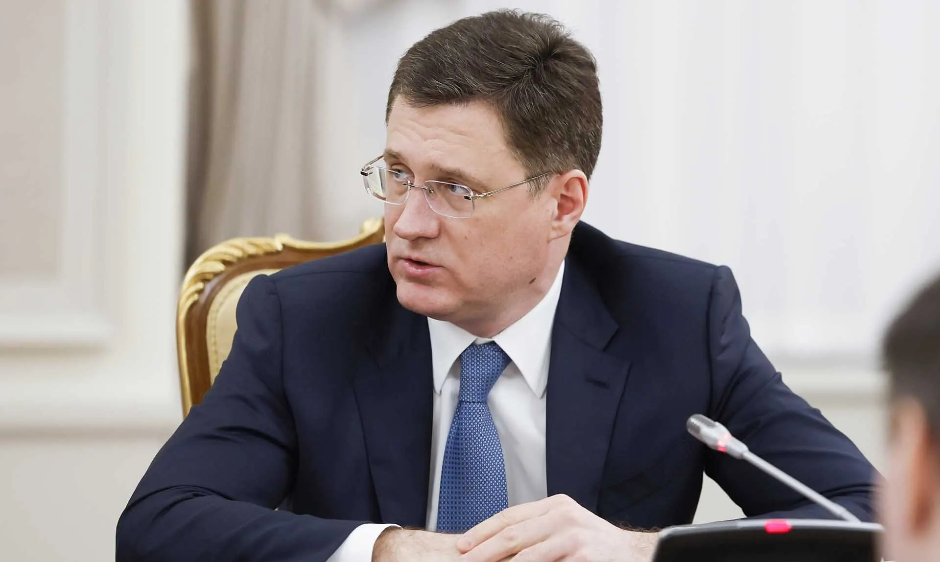 Вице‑премьер отметил, что перебои с топливом носят локальный характер и связаны в основном с логистикой; отдельные регионы столкнулись с дефицитом после ударов по нефтяной инфраструктуре.