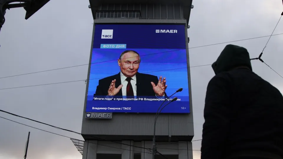 Дефицит бензина и меры ручного распределения стали причиной резкого падения одобрения власти за неделю: общественное недовольство растёт, и кризис приобретает политический характер.