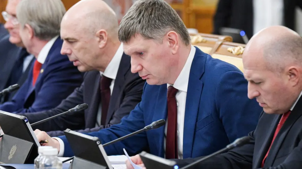 По оперативным данным, рост ВВП за январь–май составил всего 0,2%. Промышленность в целом стагнирует, инвестиции резко сократились, а региональная картина становится всё более неравномерной.