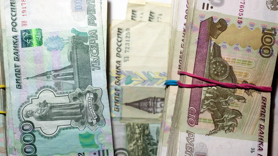 С 1 по 16 июля объём наличных в обращении вырос на 513 млрд рублей. Увеличившийся спрос на «кэш» ухудшает ликвидность банков и повышает их зависимость от операций Центробанка.