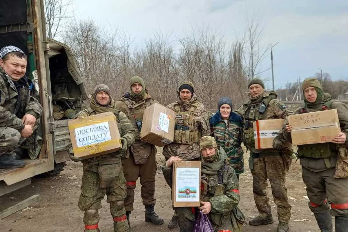 Волонтёры из разных регионов сообщают о перебоях с заправкой и сокращении выездов в зону СВО: из‑за дефицита топлива часть грузов передаётся попутными машинами, а волонтёры открывают сборы на канистры.