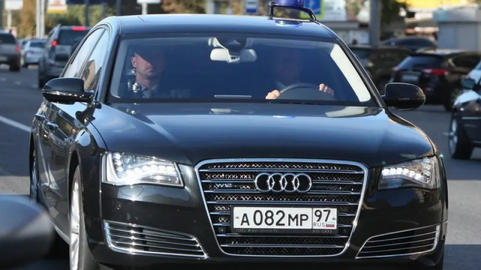 На фоне топливного кризиса автозаправки в нескольких регионах начали обслуживать в приоритетном порядке госслужбы и автомобили экстренных служб. Ограничения на продажи и падение переработки нефти усиливают дефицит и очереди.