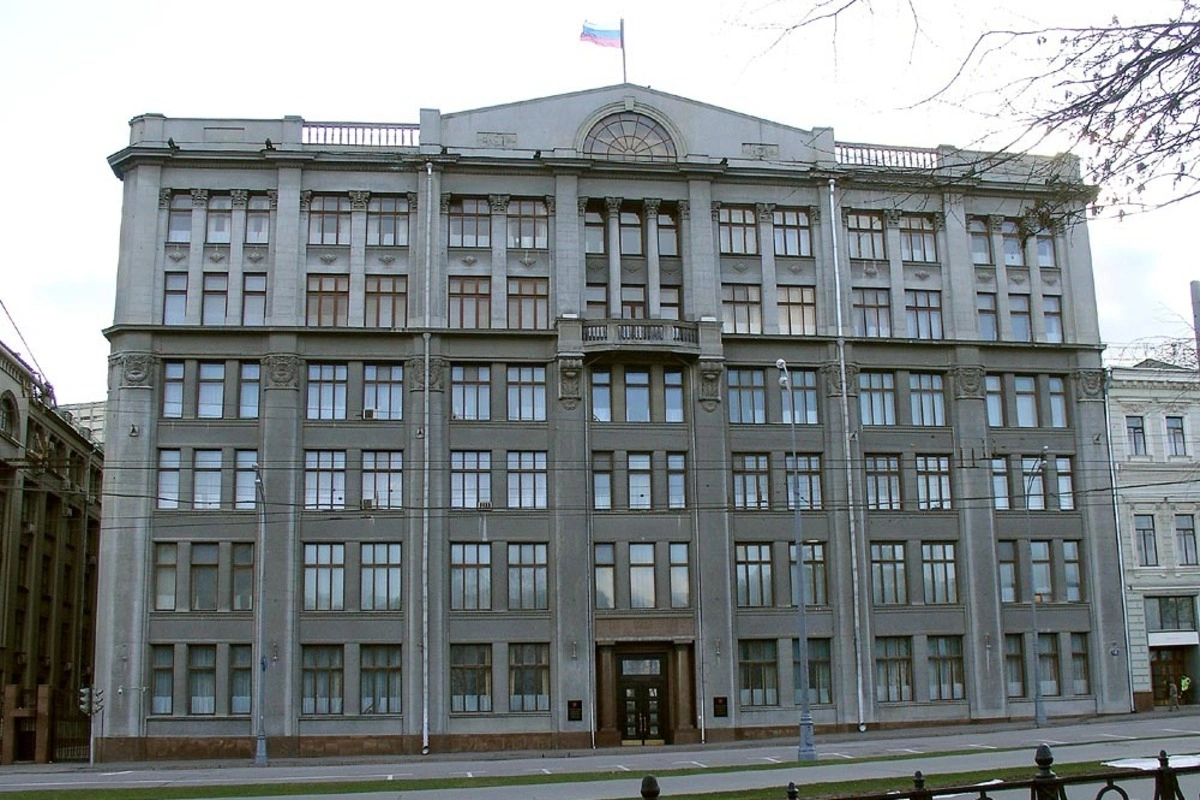 По данным источников в провластных изданиях, из АП рекомендовало не публиковать фото и видео последствий украинских ударов по российской территории и увеличить показ успехов российских ударов; ряд крупных телеграм‑каналов уже убирает такой контент, а в элитах обсуждают ужесточение ответственности.