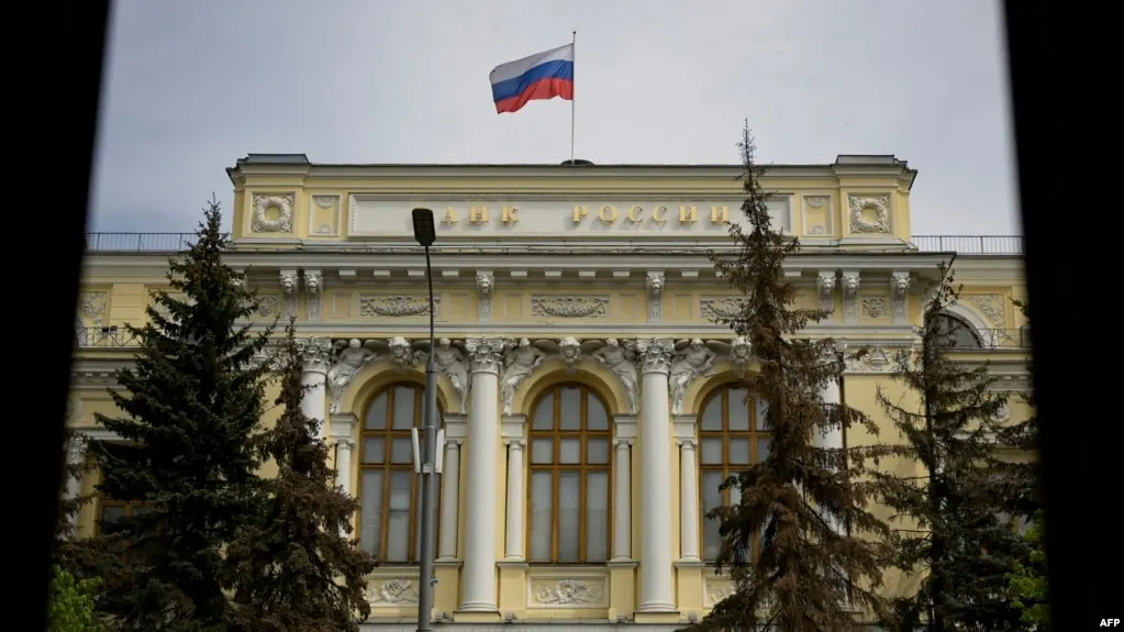 Центральный банк России включил Bitcoin, Ethereum и Tether USDT в перечень криптоактивов для публичного обращения на биржах, а также установил правила доступа для разных категорий инвесторов и подписал закон о цифровых валютах.
