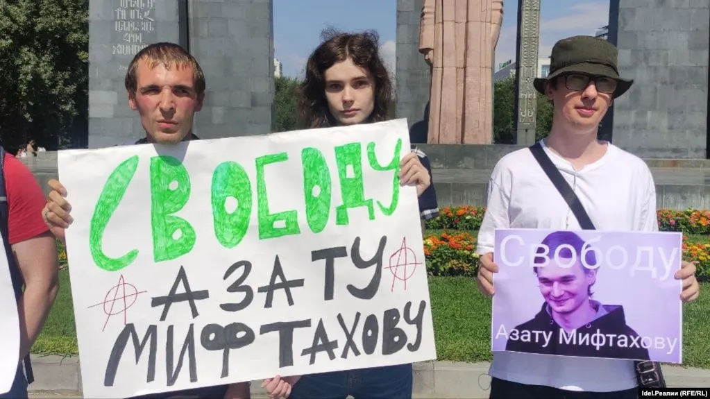 Азат Мифтахов, российский математик и политзаключённый, стал автором статьи, опубликованной во французском научном журнале; работа называется «Гипотеза Чуи в гильбертовом пространстве».