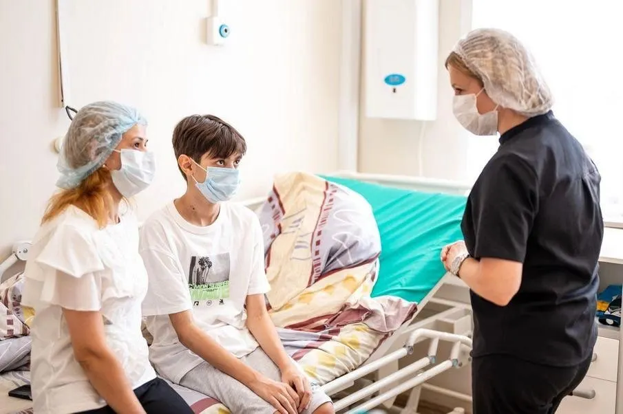 16-летний пациент с врождённой аномалией почек получил почку от матери. Операцию провели в два этапа, мама выписана, оба под наблюдением врачей.