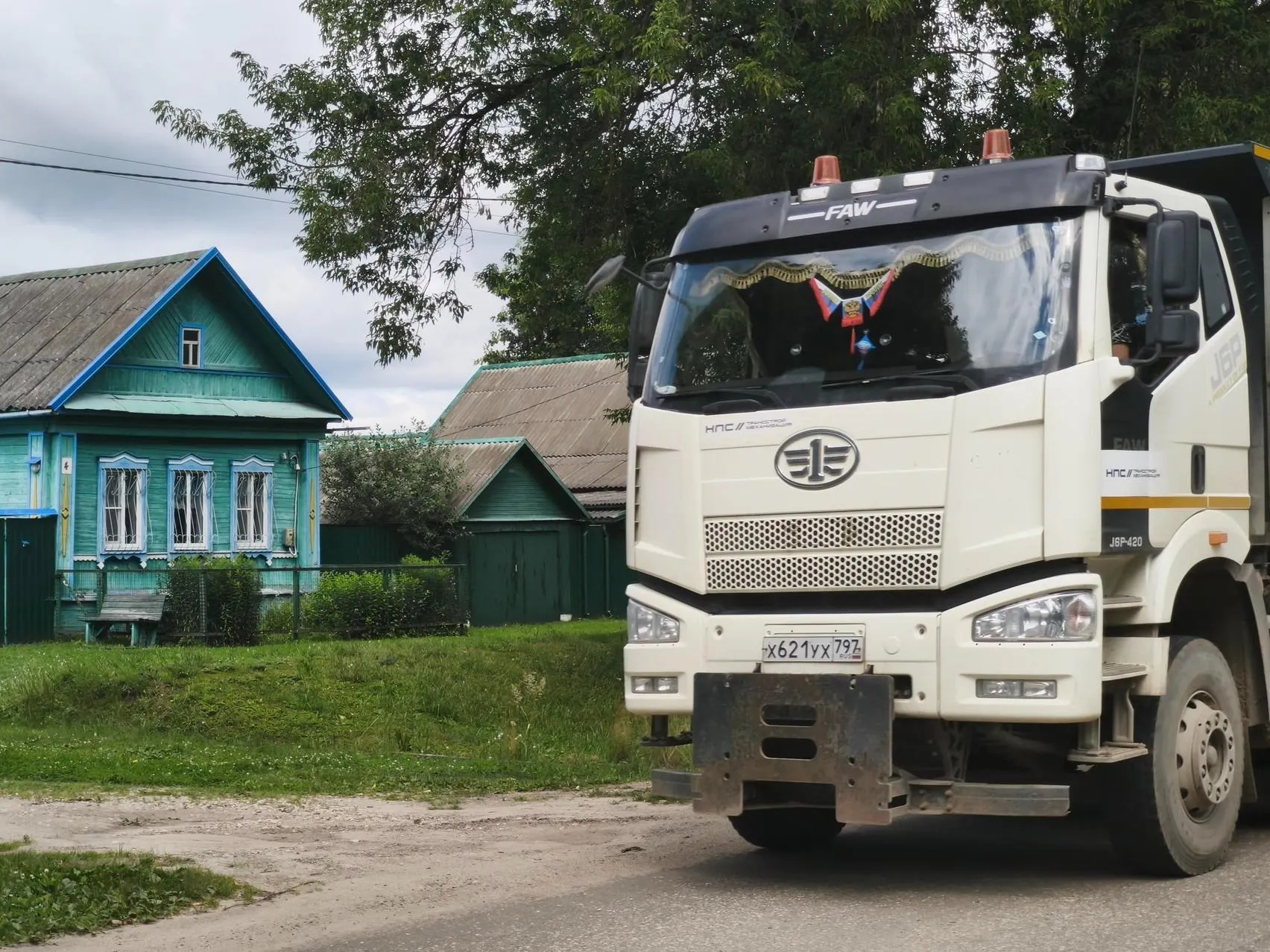 Часть жильцов лишилась домов, другие уклоняются от многотонной техники и готовятся к соседству с поездами.