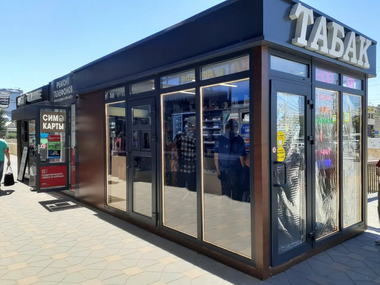 Запрет коснется остановок городского и пригородного транспорта: продажа табака и никотиносодержащей продукции, включая вейпы, будет запрещена. Исключение — если киоск единственный источник покупки табака в населённом пункте.