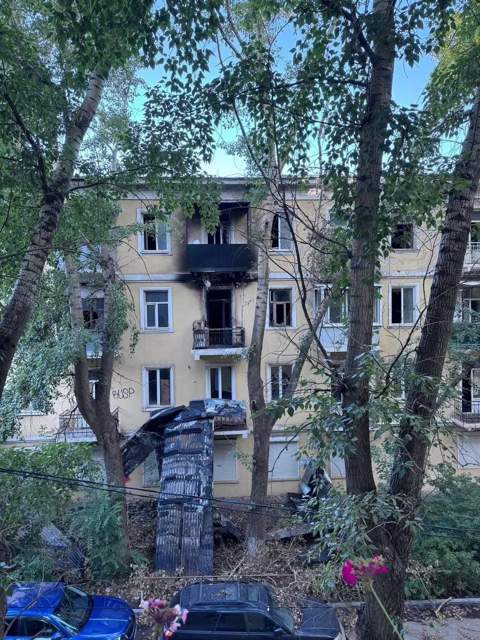 Ночью на улице Ново-Садовой загорелся дом №175, площадь возгорания составила около 70 кв.м. Погибших и пострадавших нет; это уже третий пожар на соседнем участке за лето.