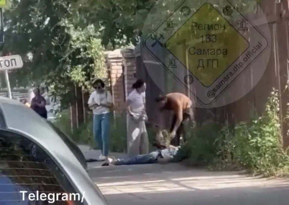 На перекрёстке Ставропольской и Алма-Атинской в Самаре произошёл конфликт на дороге: мужчина с бородой дважды ударил водителя автобуса и похитил его сумку; полиция устанавливает обстоятельства.