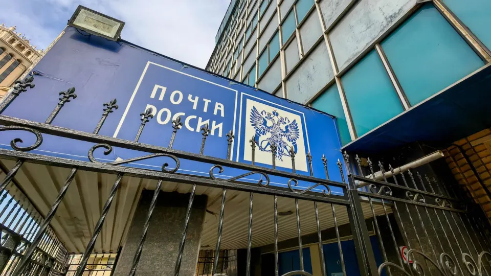 Правительство обсуждает меры поддержки Wildberries после ударов беспилотников по складам. Рассматриваются участие Почты России в логистике и возможное размещение складов за пределами РФ, а также кредитные каникула и налоговые послабления для пострадавших продавцов.