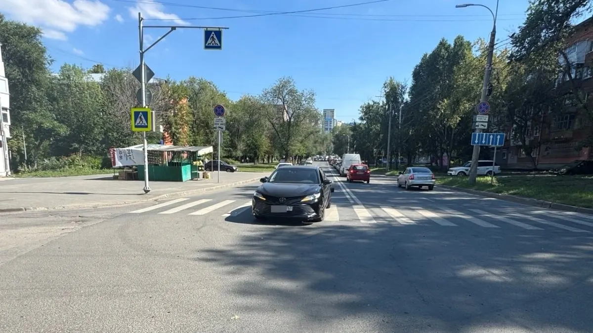 32-летний водитель не уступил дорогу и сбил 9-летнюю девочку на зебре на улице Революционной; пострадавшая доставлена в больницу.