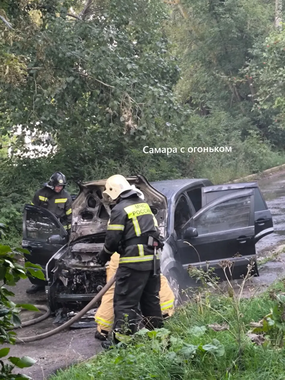 На Красноглинском шоссе загорелся автомобиль; движение ограничено.