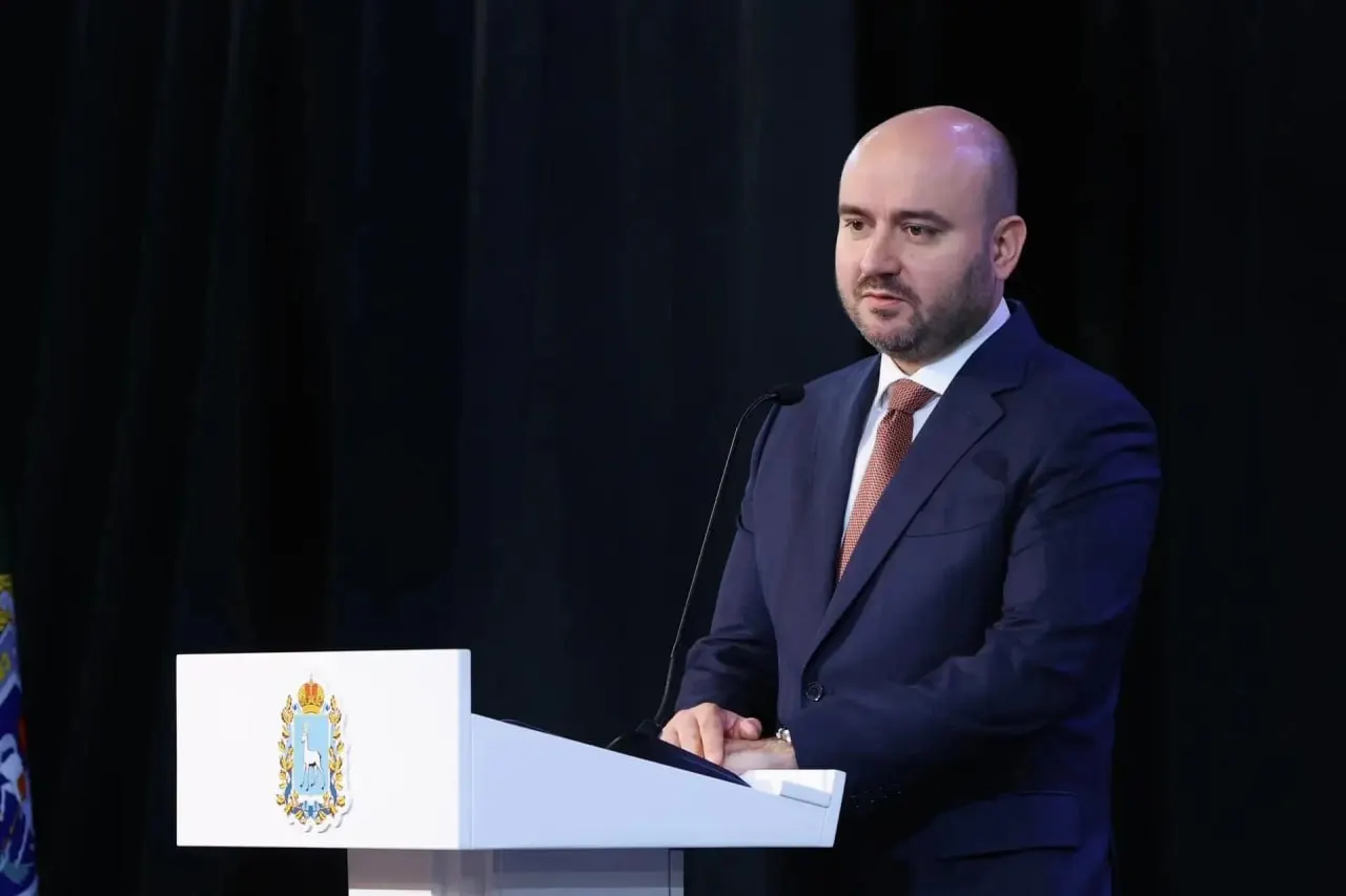 Губернатор Вячеслав Федорищев поздравил сотрудников следственного управления Самарской области, отметил возвращённые в бюджет более 3,5 млрд рублей и заслуги ведомства. С 2027 года регион будет ежегодно передавать по пять квартир нуждающимся сотрудникам.
