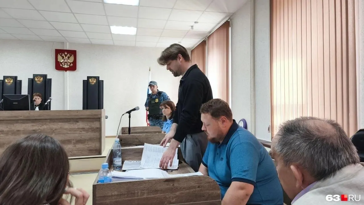 Самарский суд рассматривает иск об отмене регистрации кандидата; дело касается использования изображений и шрифтов без надлежащих прав и возможной агитации.
