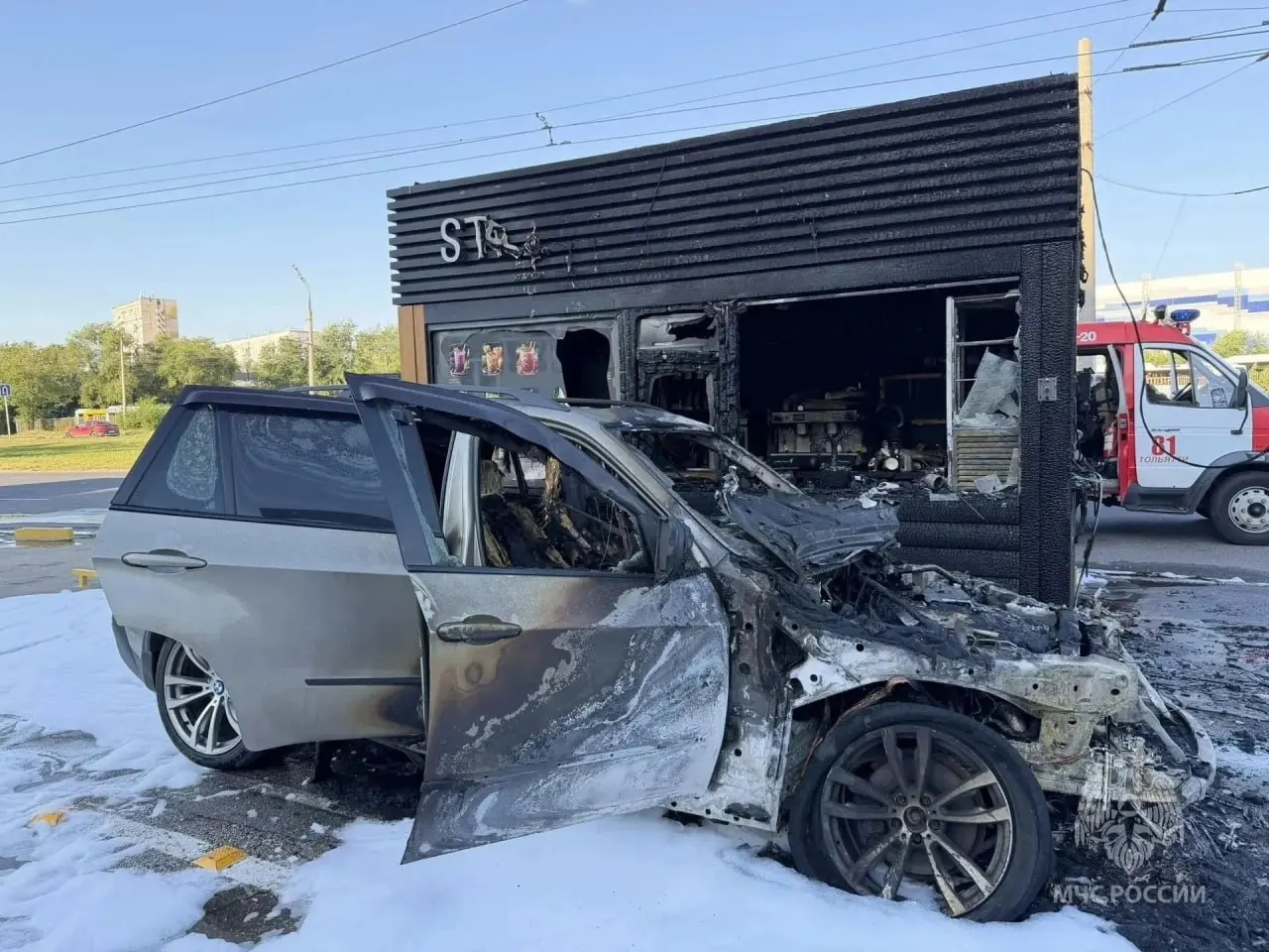 4 августа на улице Спортивной загорелся автомобиль, огонь перекинулся на соседнюю кофейню. Возгорание локализовано, пострадавших нет.