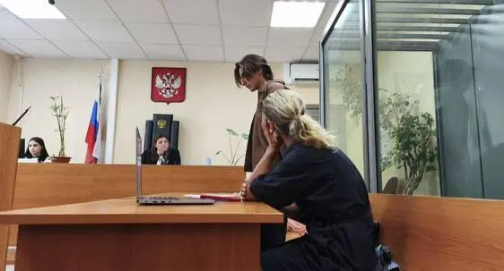 26-летний автор паблика «Волжский гедонизм» Александр Запьянцев обвиняется в обмане подписчиков: он продавал билеты на концерты по заниженным ценам и не отдавал их. Один потерпевший перевёл 19 тысяч рублей за билеты на Басту и так их не получил.