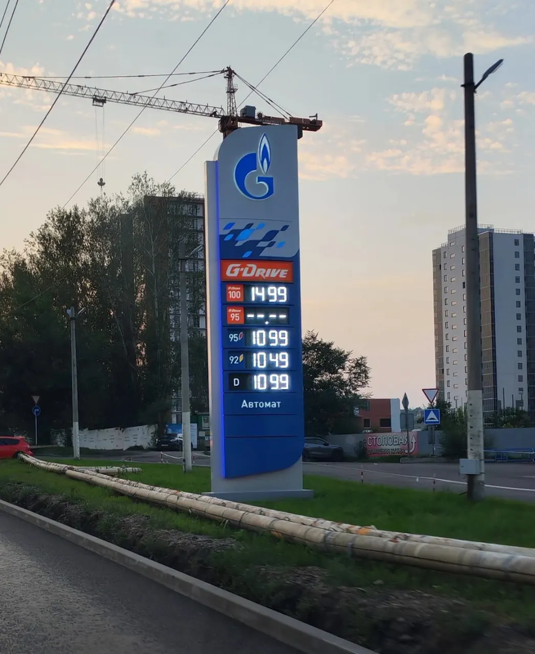 В ряде регионов вновь вводят лимиты на покупку бензина, растут цены на топливе и хлеб, на федеральных трассах фиксируется дефицит и значительный разброс цен.
