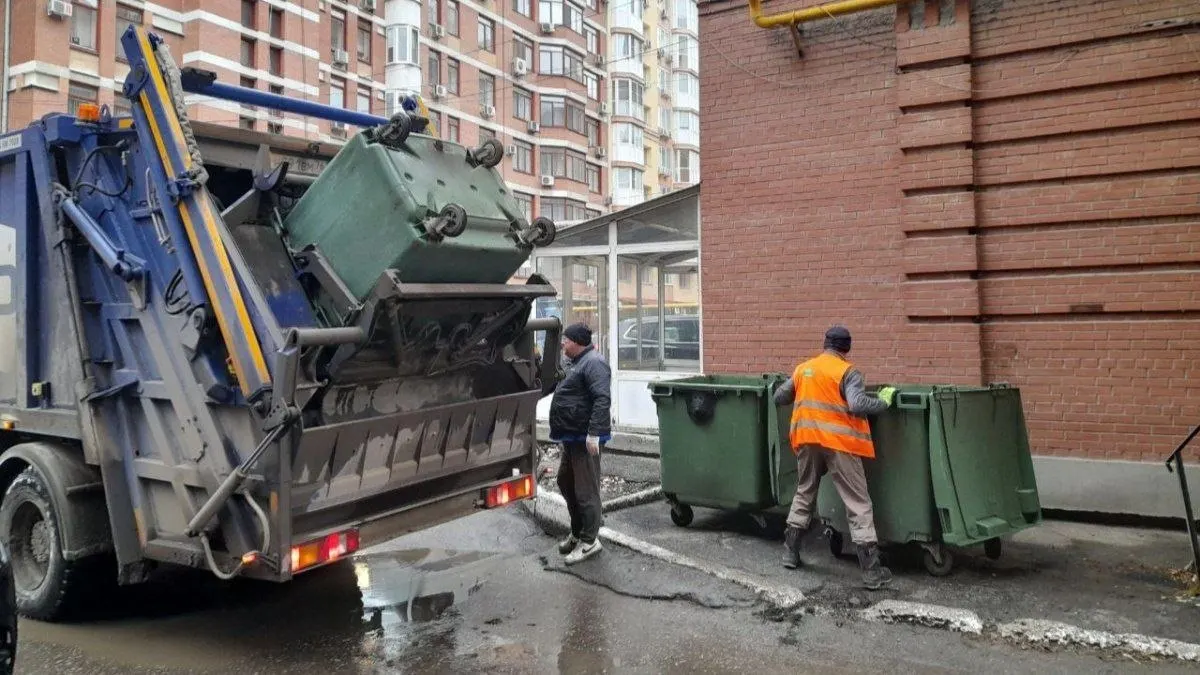 Вывоз мусора в пяти районах будет осуществляться по контракту на аренду спецтехники: запланировано вывозить более 3,8 тыс. тонн отходов за 29,9 млн рублей в течение двух месяцев.
