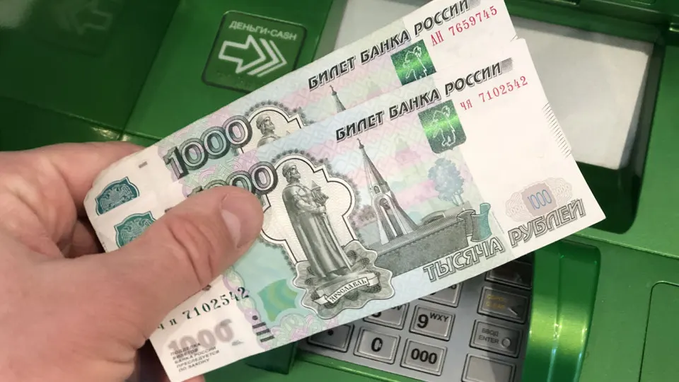 Гражданам предлагают устанавливать дневные и месячные лимиты на снятие наличных и переводы по номеру телефона. МВД объясняет это необходимостью снизить риски кражи средств и контроля ночных транзакций. В материале рассмотрены данные банковской отрасли и меры онлайн-безопасности.