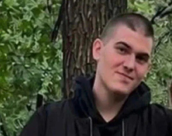21-летний сотрудник Новокуйбышевска Евгений Стрежнев пропал после ночной атаки дронов на логистический центр в Чапаевске; пожар повлек эвакуацию свыше 500 человек.
