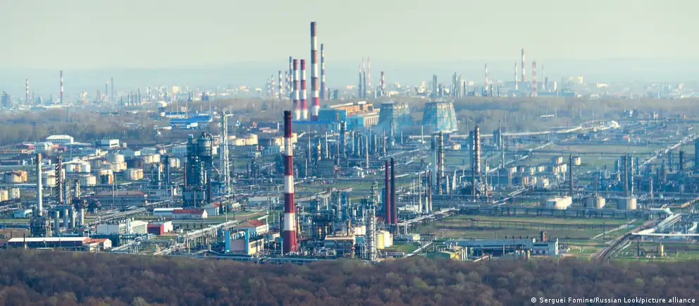 В Уфе повторно атакован нефтеперерабатывающий завод — над предприятием поднялся столб дыма, местные власти подтвердили возгорание и сообщают об отсутствии пострадавших. Также поступали сообщения об ударах по объектам в Саратовской, Самарской и Калужской областях.