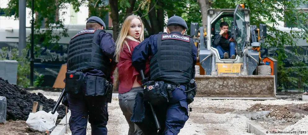 Десятки задержанных собрались возле Верховного суда Москвы во время слушания апелляции «Яблоко» на недопуск списка к голосованию; сообщалось об изъятии телефонов.