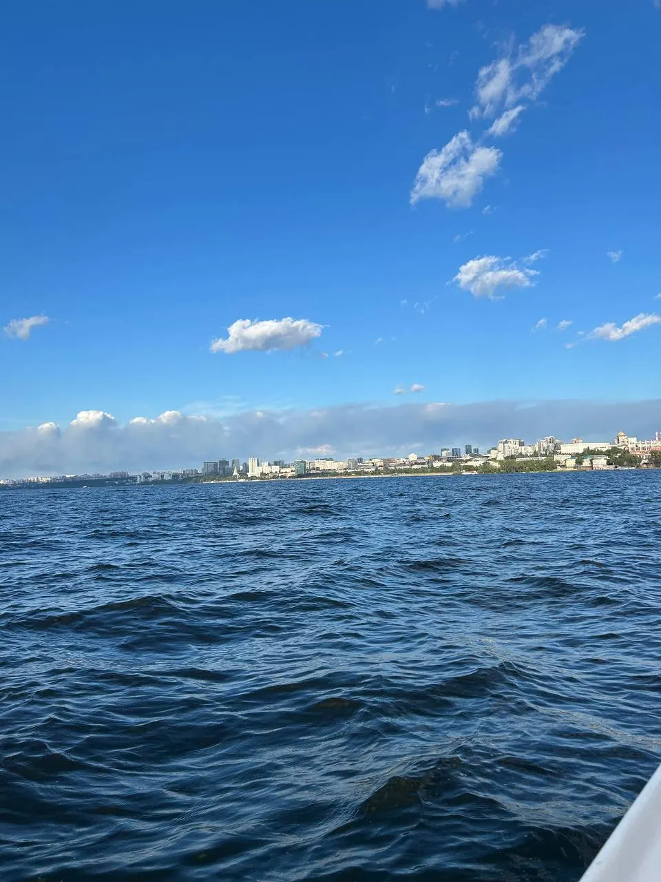 Температура воды у Самары держится около +24 °C, а в районе Тольятти и Сызрани — примерно +23 °C.