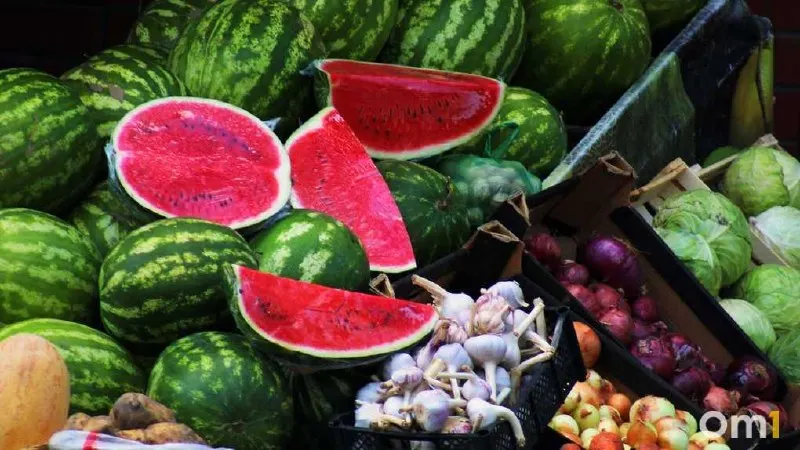 Разрезанные арбузы и дыни могут быстро загрязняться микроорганизмами; покупайте только в проверенных точках торговли и соблюдайте санитарные нормы.