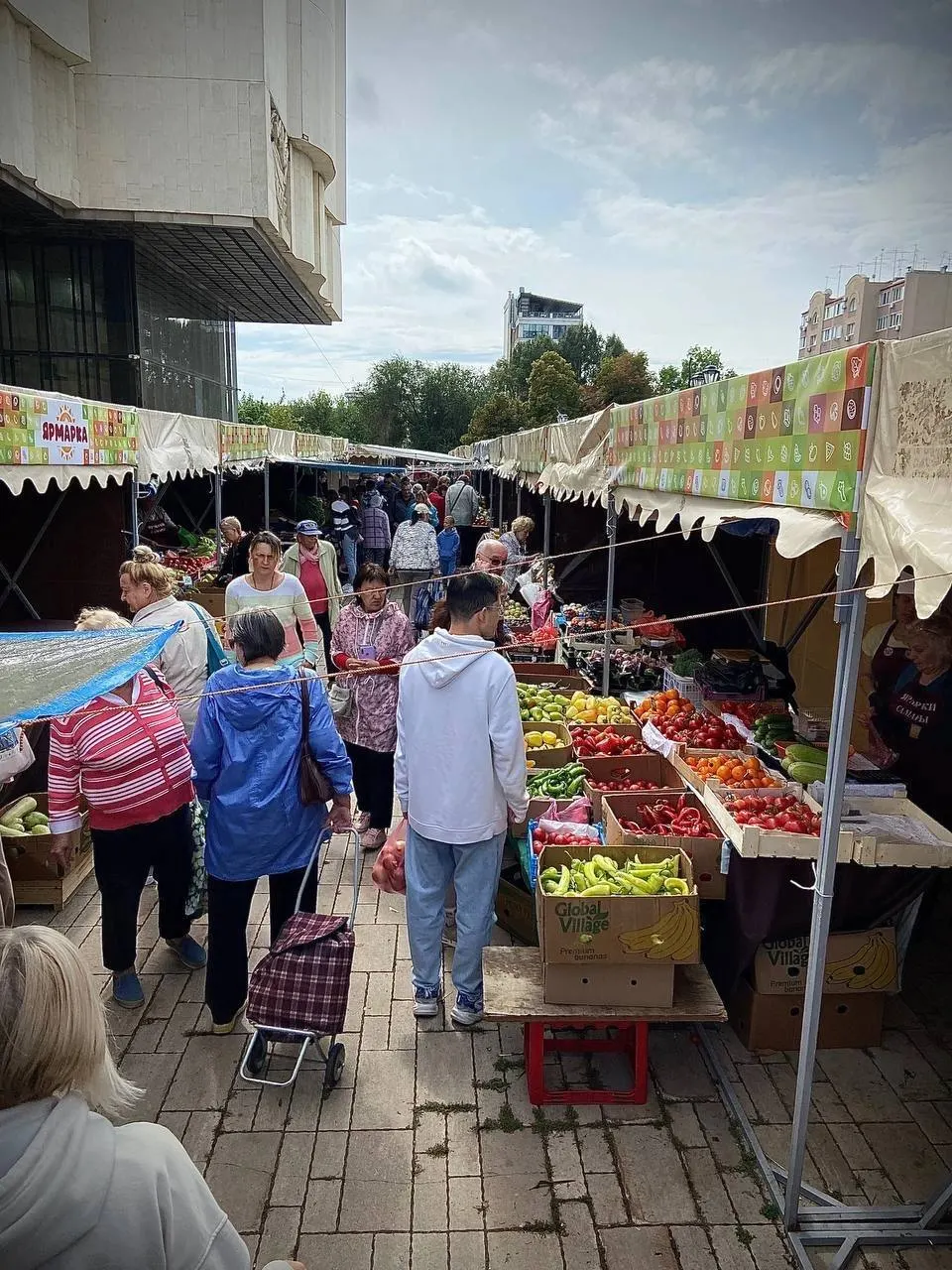 Из-за аварийного состояния фасада ярмарку перенесут на новую площадку в начале сентября — на пересечении Киевской и Тухачевского. Жители требуют объяснить перенос и вернуть ярмарку ближе к городу.