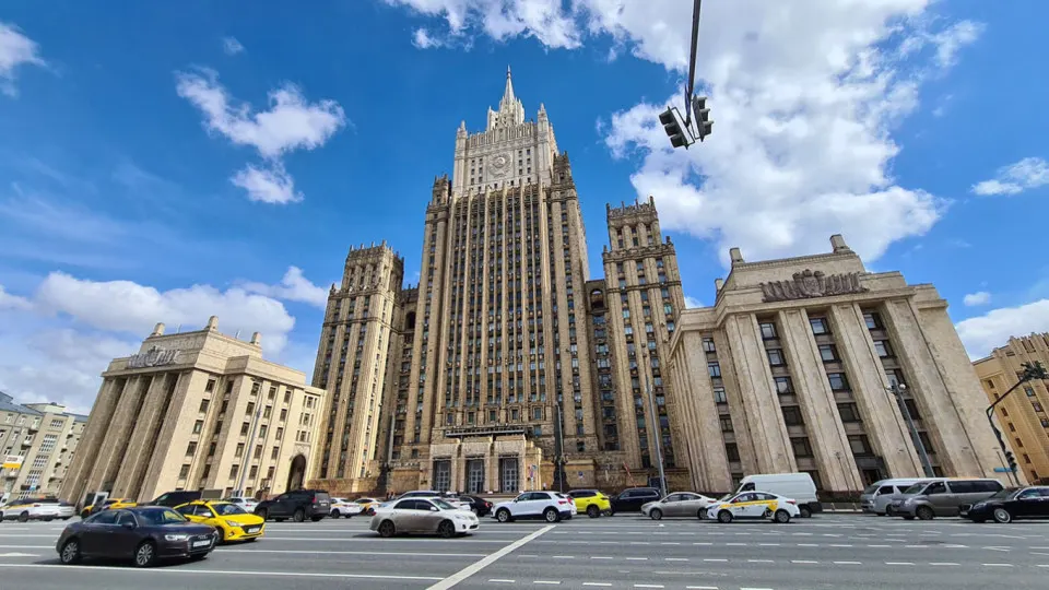 Российские ведомства настаивают на том, что любые шаги к прекращению боевых действий требуют решения первопричин кризиса и критикуют политику Запада.