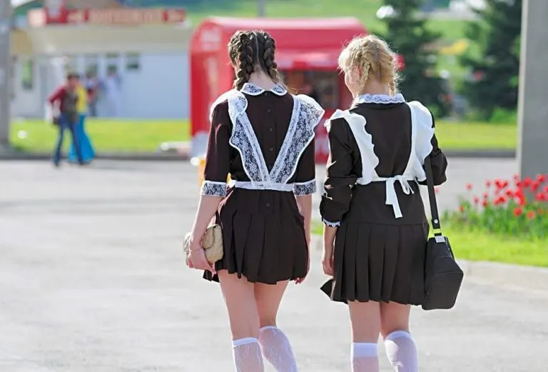 По данным следствия, 16 и 17-летние девушки хранили и распространяли крупное количество наркотиков; по делу ведется расследование, подозреваемым грозит до 20 лет лишения свободы.
