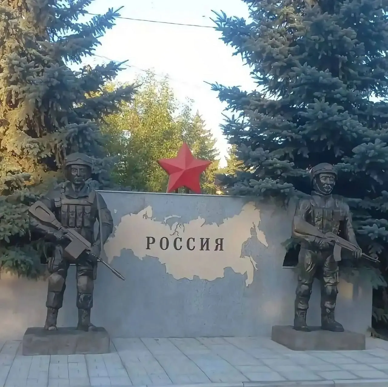 После критики жителей скульптуру сняли с мемориала; власти признали, что первоначальная версия далека от идеала и требует переработки. Обновлённый памятник обещают установить к концу лета, стоимость работ — около 2 млн рублей.