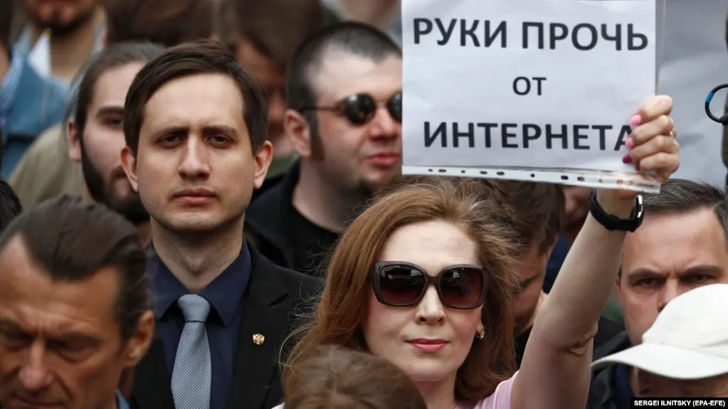 Регуляторы расширяют блокировку VPN и сервисов обхода блокировок. Пользователи сталкиваются с техническими проблемами, эксперты предупреждают о возможности повторения ограничений.