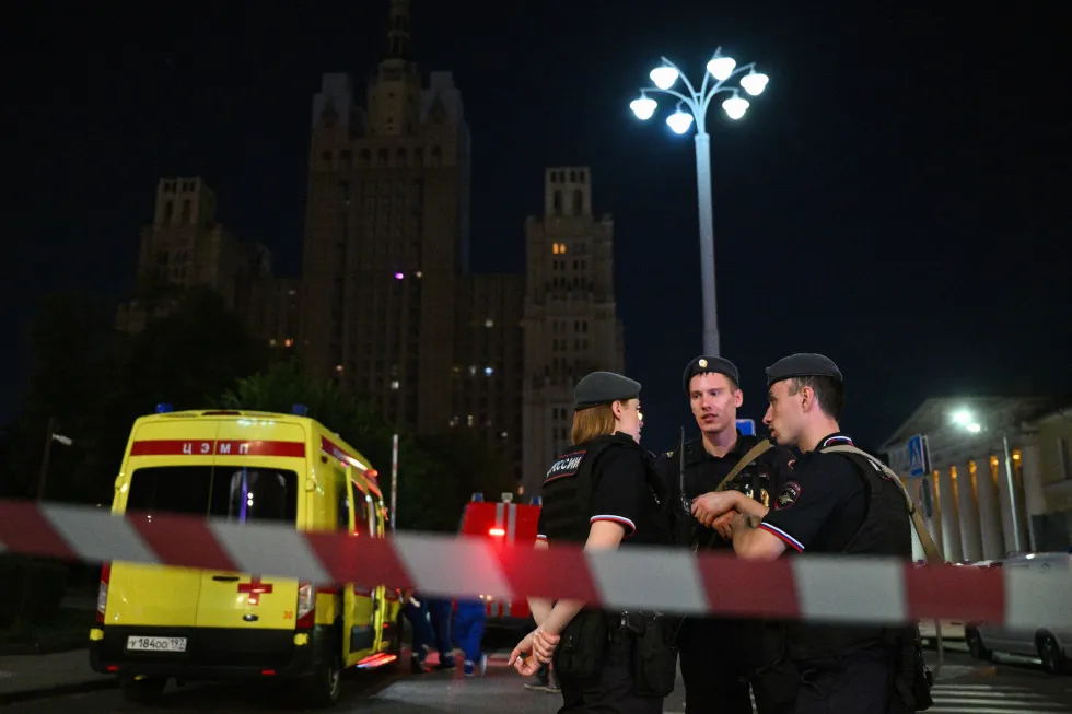 В столичном Balzi Rossi произошёл взрыв самодельного устройства. Погибли три человека, десятки получили ранения; следственные органы ведут расследование и рассматривают версии.